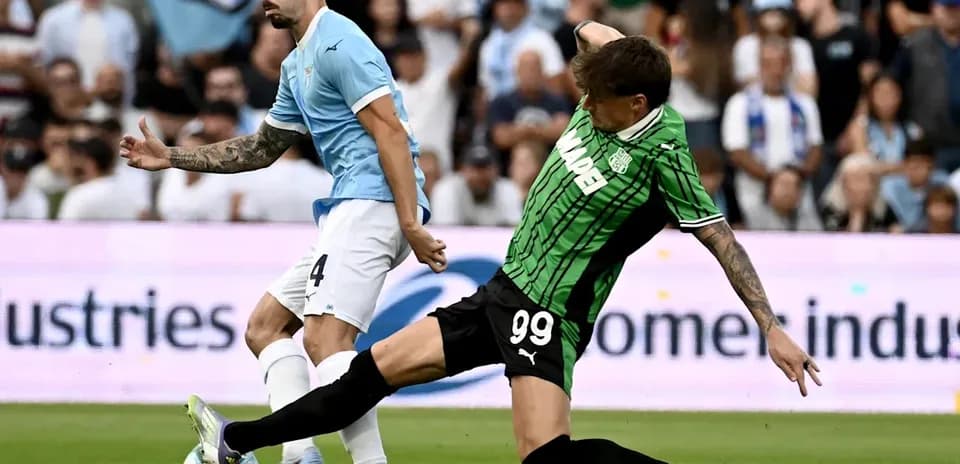 Jugador de Lazio y Sassuolo luchando por el balón