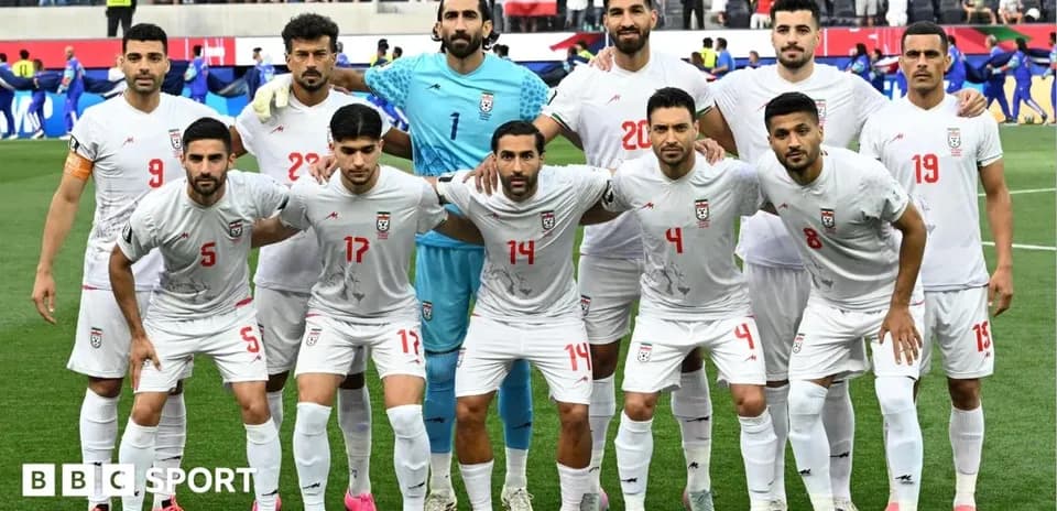 Equipo de fútbol de Irán posando para foto grupal