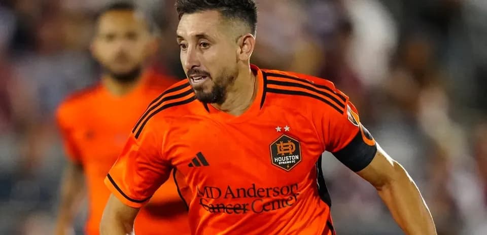 Jugador de Houston Dynamo FC II corriendo con el balón