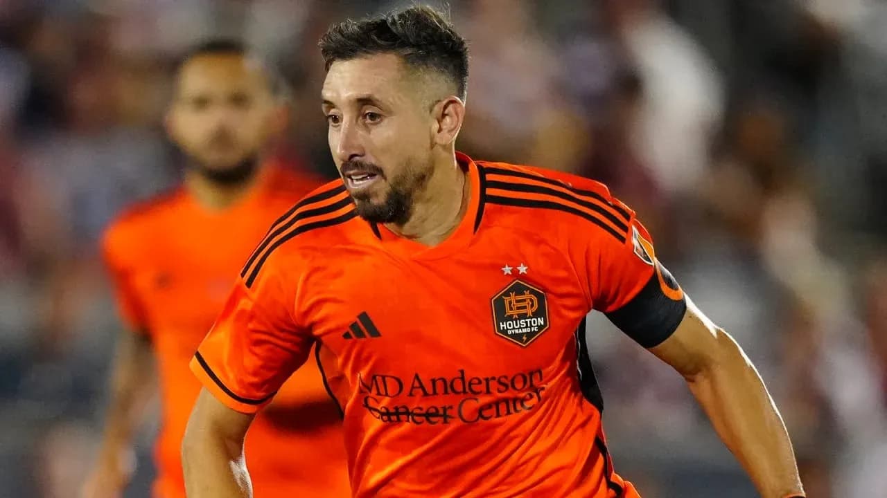 Jugador de Houston Dynamo FC II corriendo con el balón