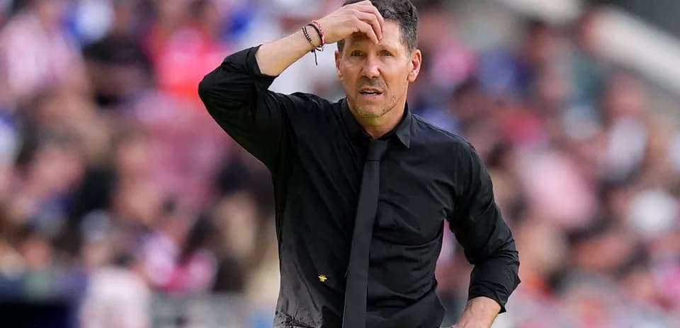 Entrenador preocupado durante el partido en el banquillo