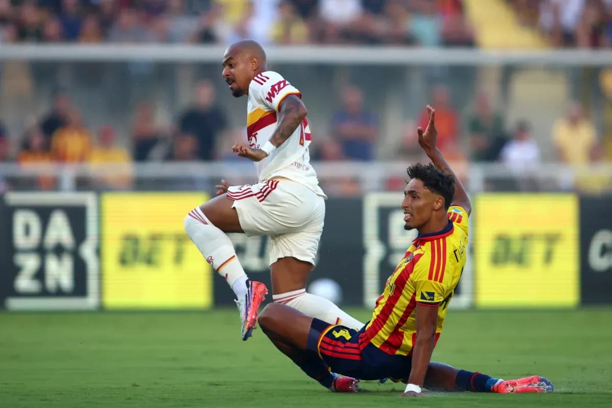 Jugador de Lecce interceptando a jugador de Roma