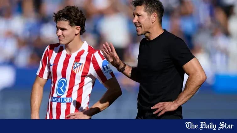 Entrenador dando instrucciones a jugador de Atlético