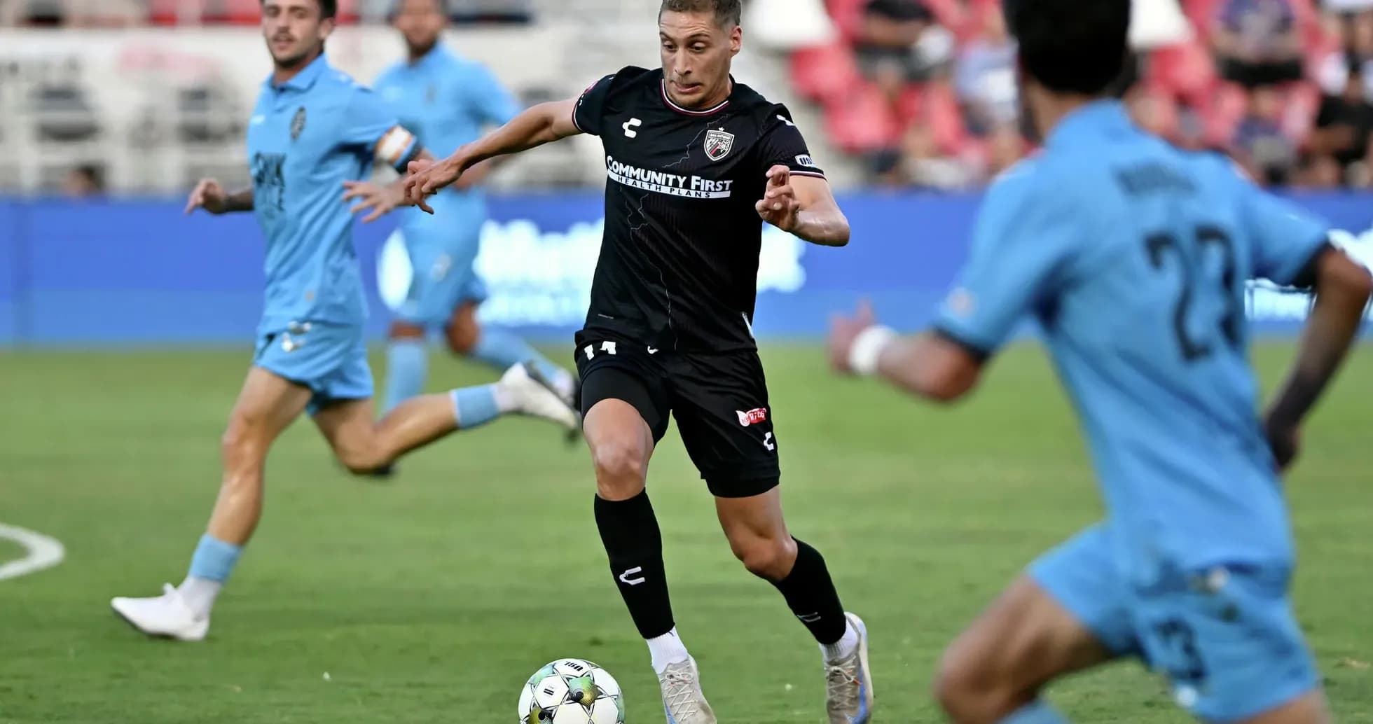 Jugador de San Antonio corriendo con el balón
