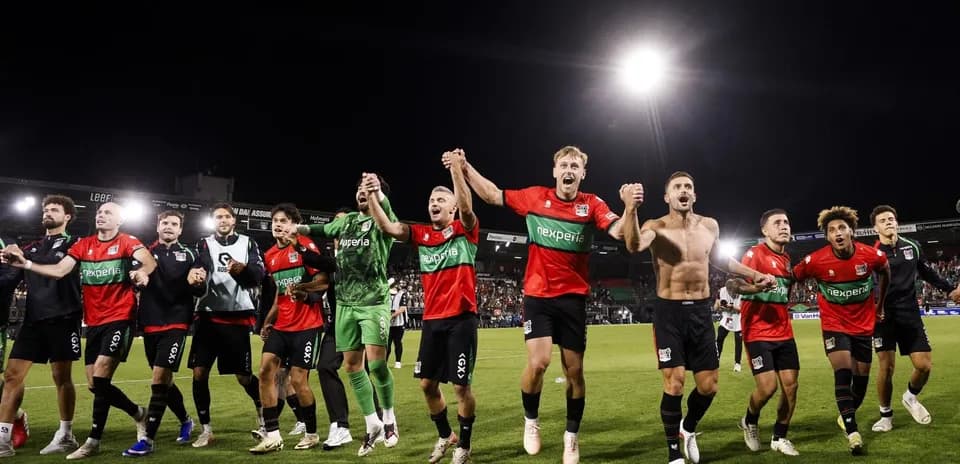 Jugadores de NEC Nijmegen celebrando en el campo