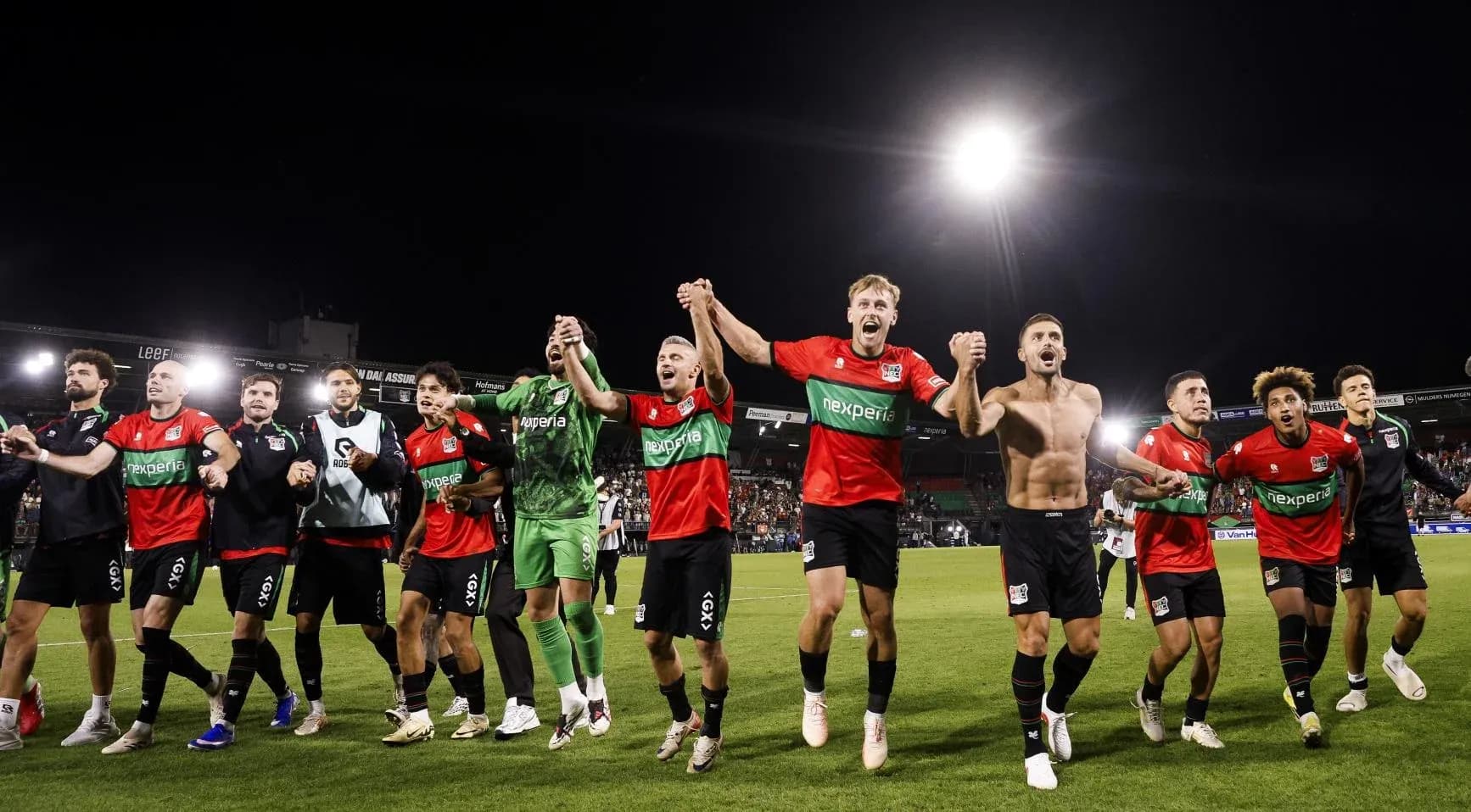 Jugadores de NEC Nijmegen celebrando en el campo