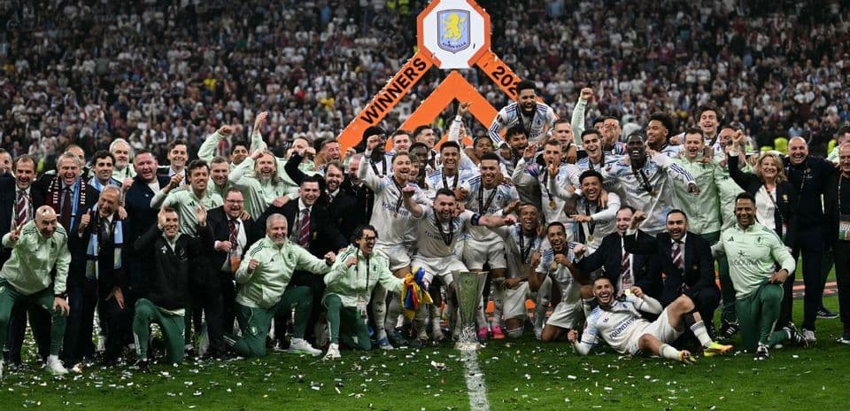 Equipo de Aston Villa celebrando victoria con trofeo