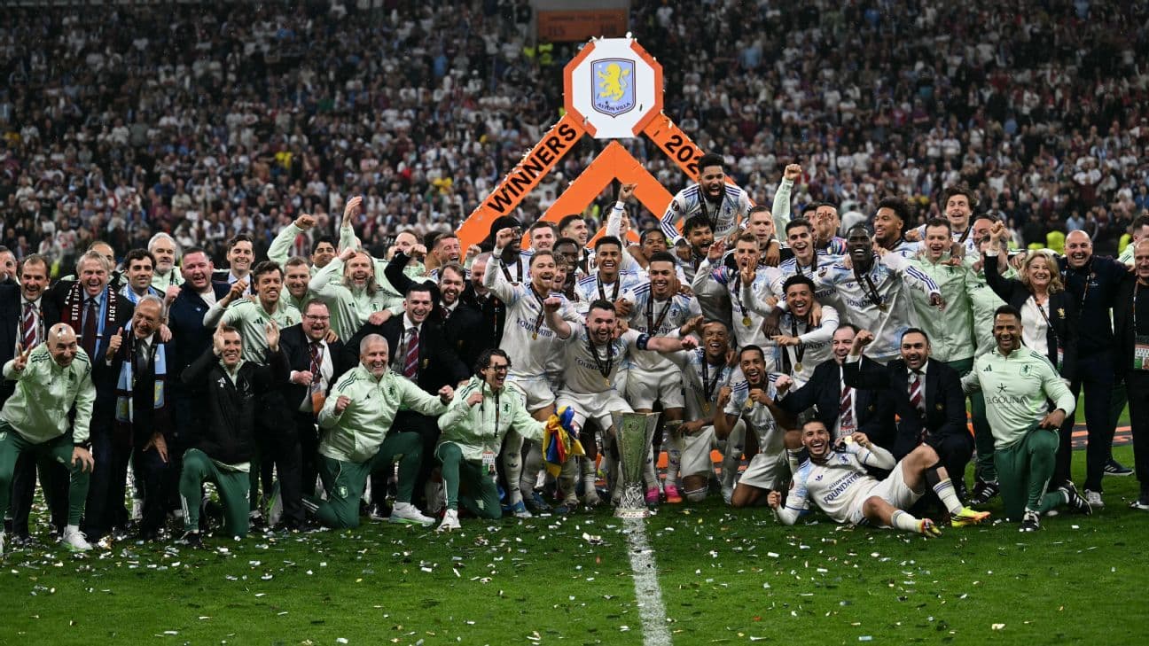 Equipo de Aston Villa celebrando victoria con trofeo