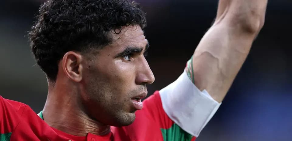 Jugador levantando el brazo durante el partido