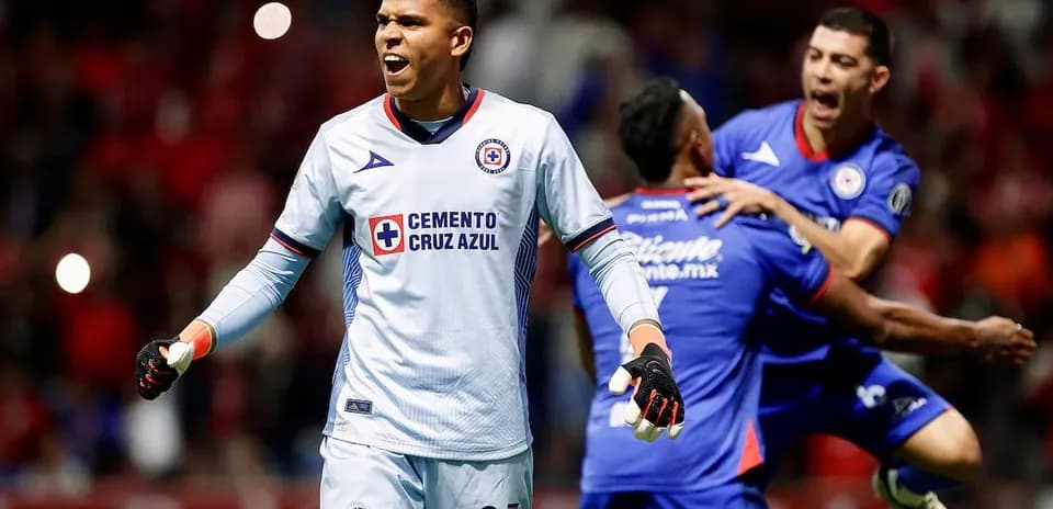 Portero de Cruz Azul celebra con compañeros