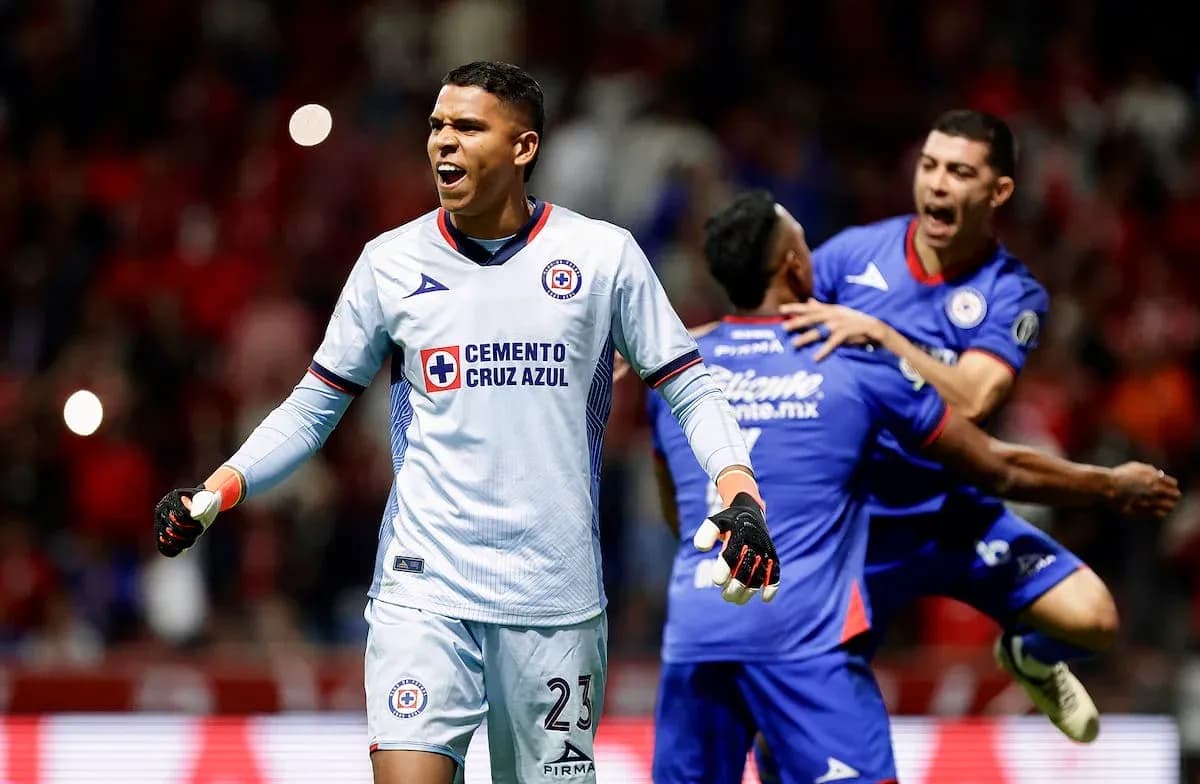 Portero de Cruz Azul celebra con compañeros
