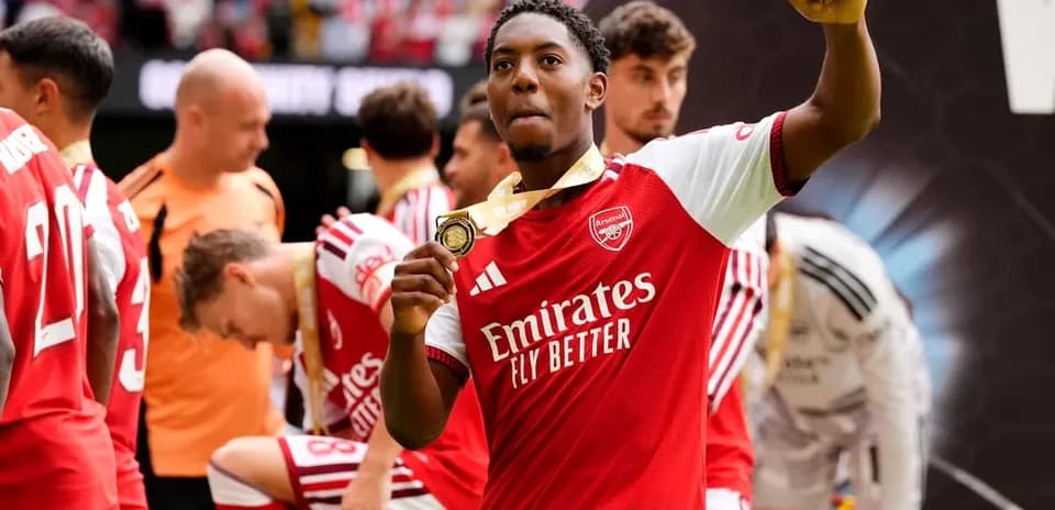 Jugador de Arsenal levantando medalla de campeón
