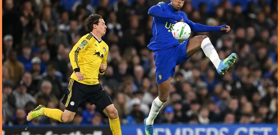 Jugador despejando el balón en un partido de fútbol