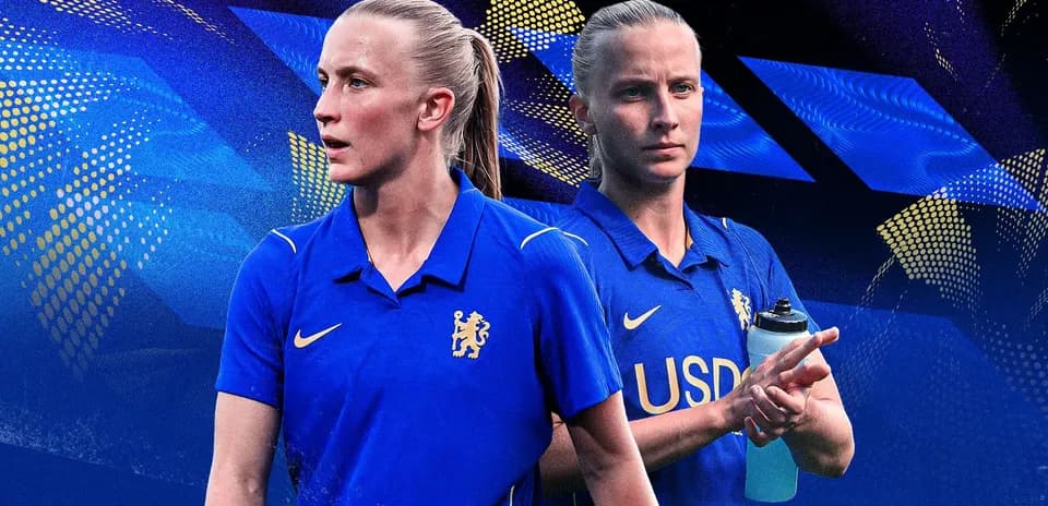 Jugadora del Chelsea con camiseta azul y botella
