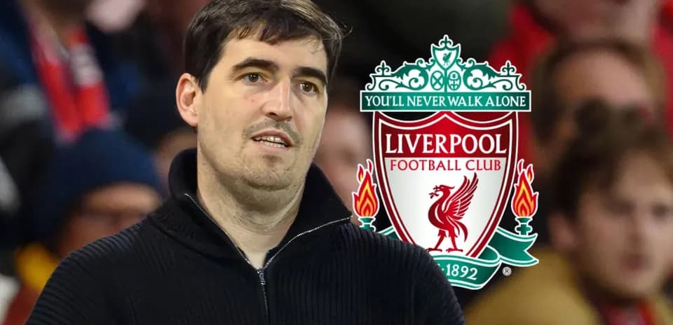 Hombre mirando durante un partido de Liverpool