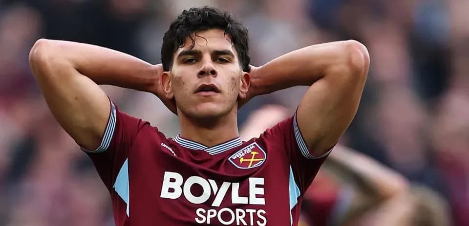 Jugador de West Ham con las manos en la cabeza