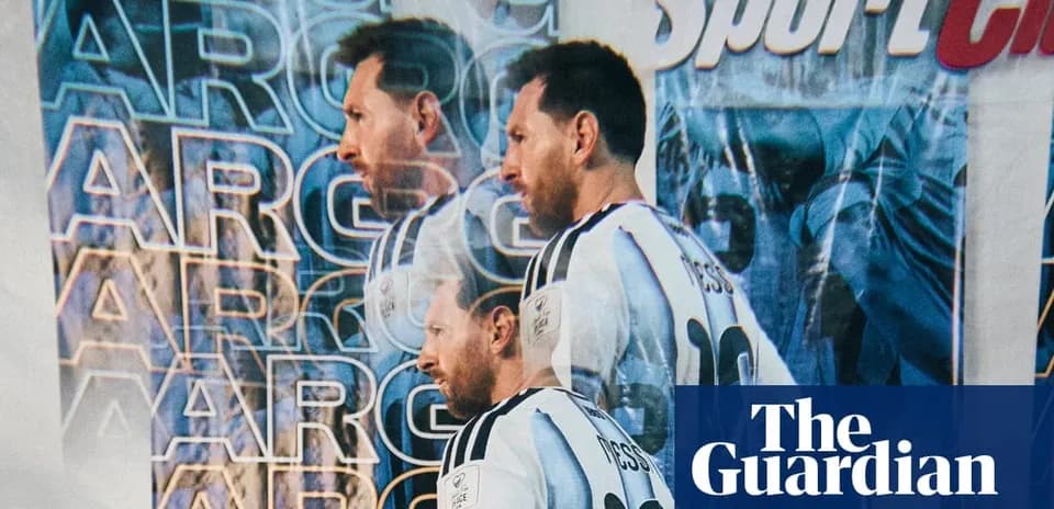Jugador argentino posando con camiseta de la selección