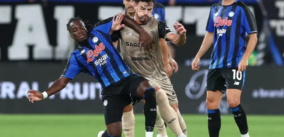 Atalanta contra Cagliari en partido de fútbol