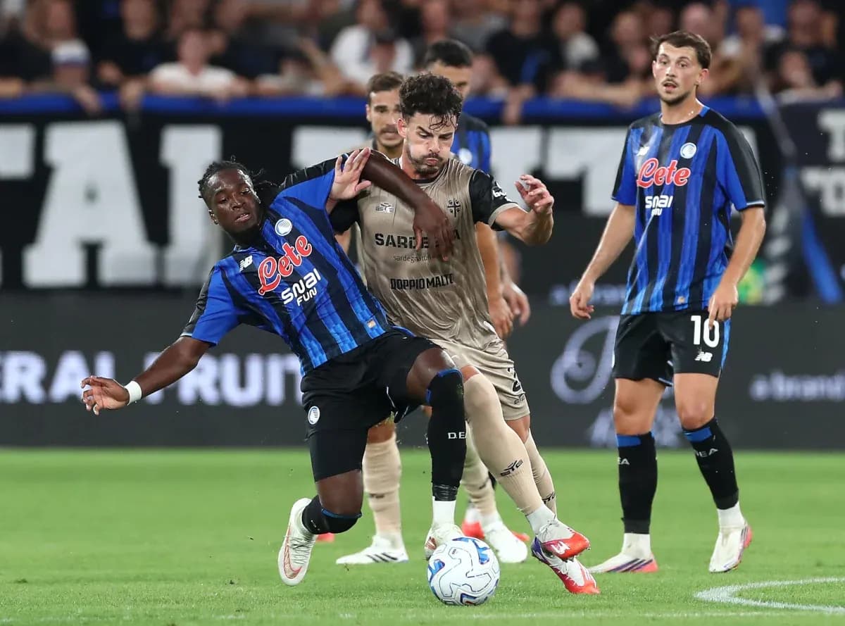 Atalanta contra Cagliari en partido de fútbol