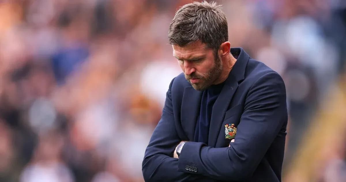 Entrenador mirando hacia abajo en el campo