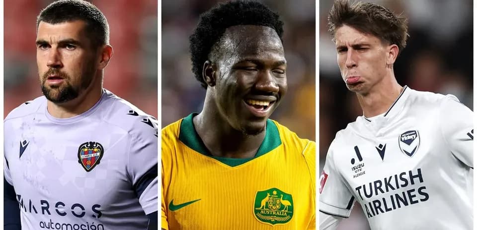 Tres jugadores de fútbol en diferentes uniformes