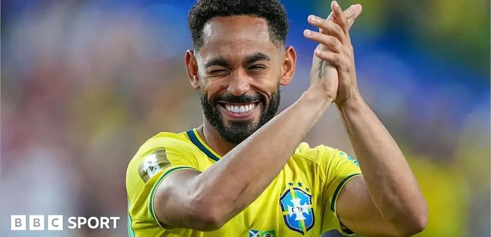 Jugador brasileño aplaudiendo en el campo