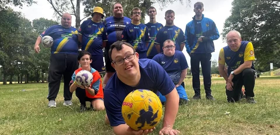 Grupo de jugadores de fútbol posando en el parque