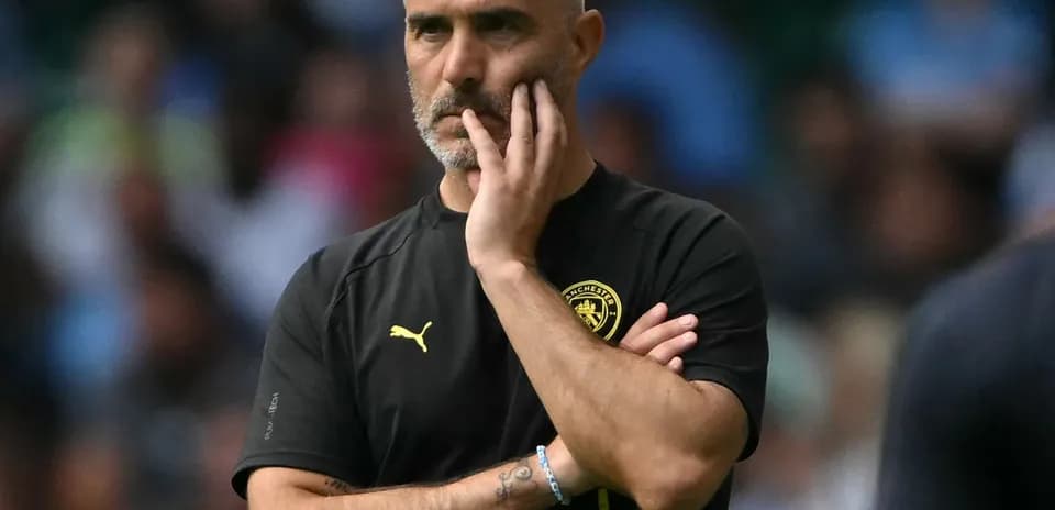 Entrenador observando el partido en la banda