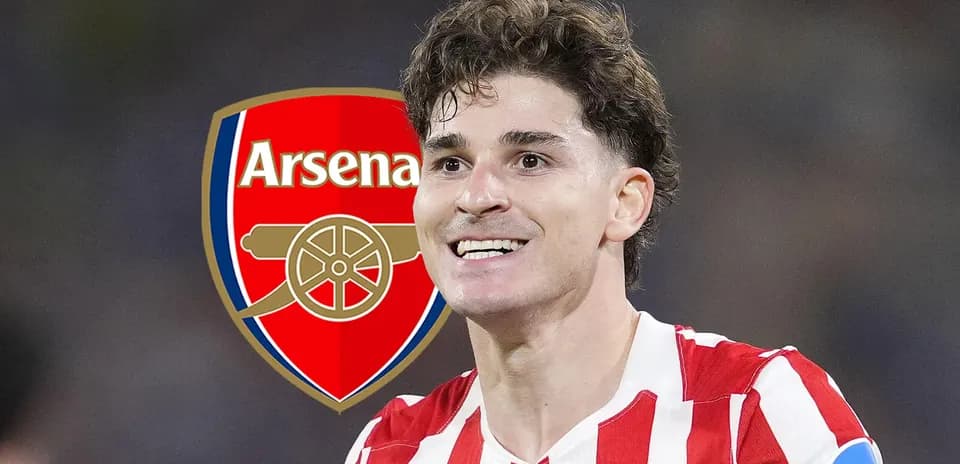 Jugador sonriendo con camiseta de equipo en fondo de logo