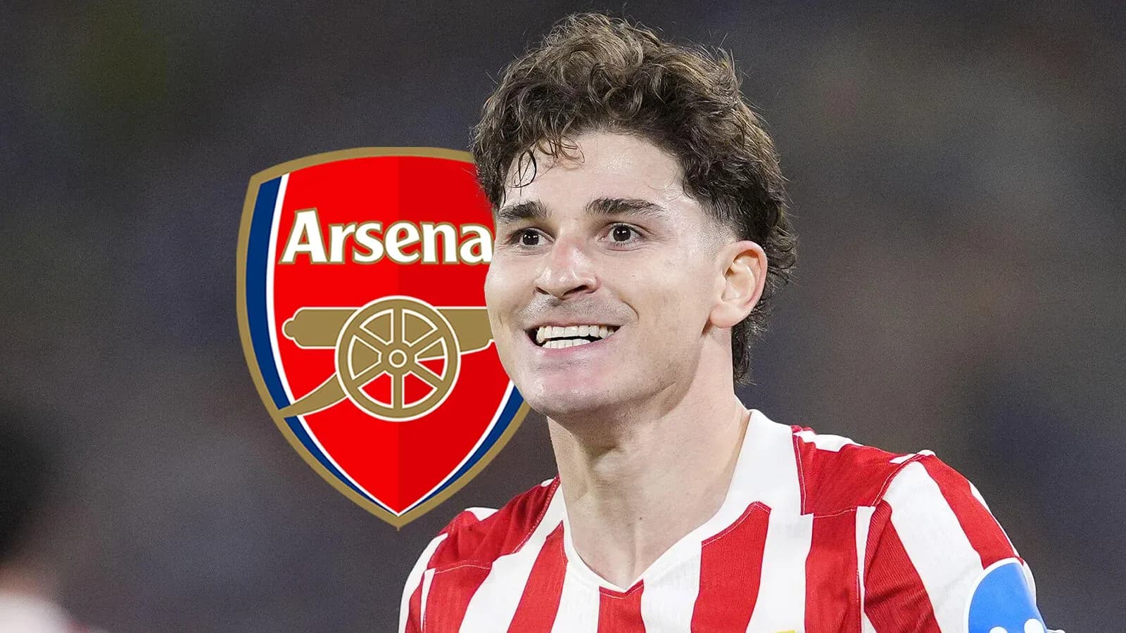 Jugador sonriendo con camiseta de equipo en fondo de logo