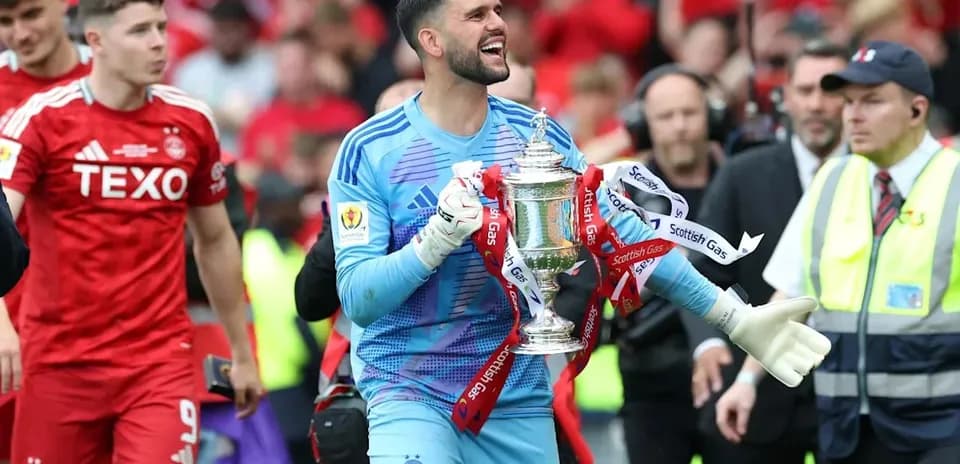 Portero celebrando con trofeo en el estadio