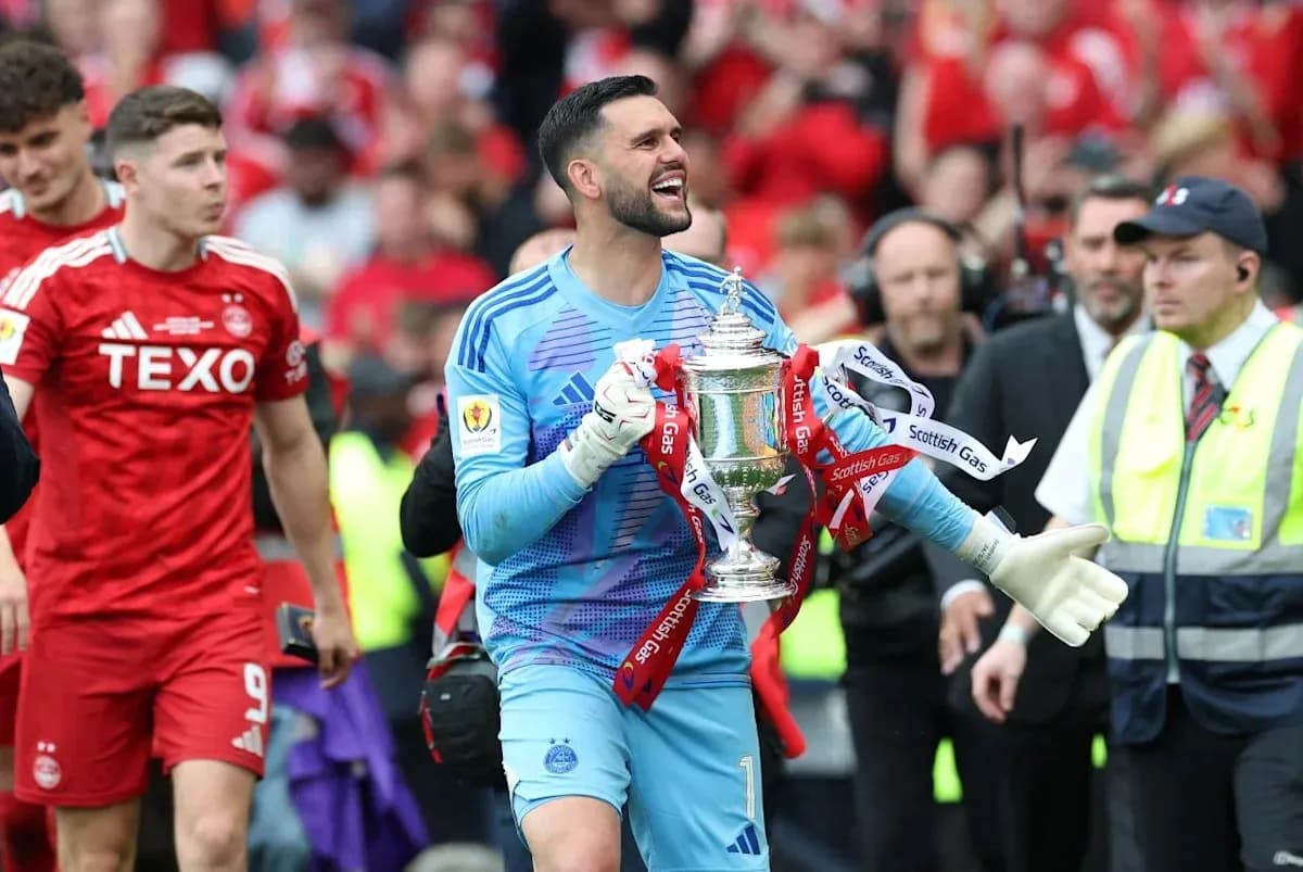 Portero celebrando con trofeo en el estadio