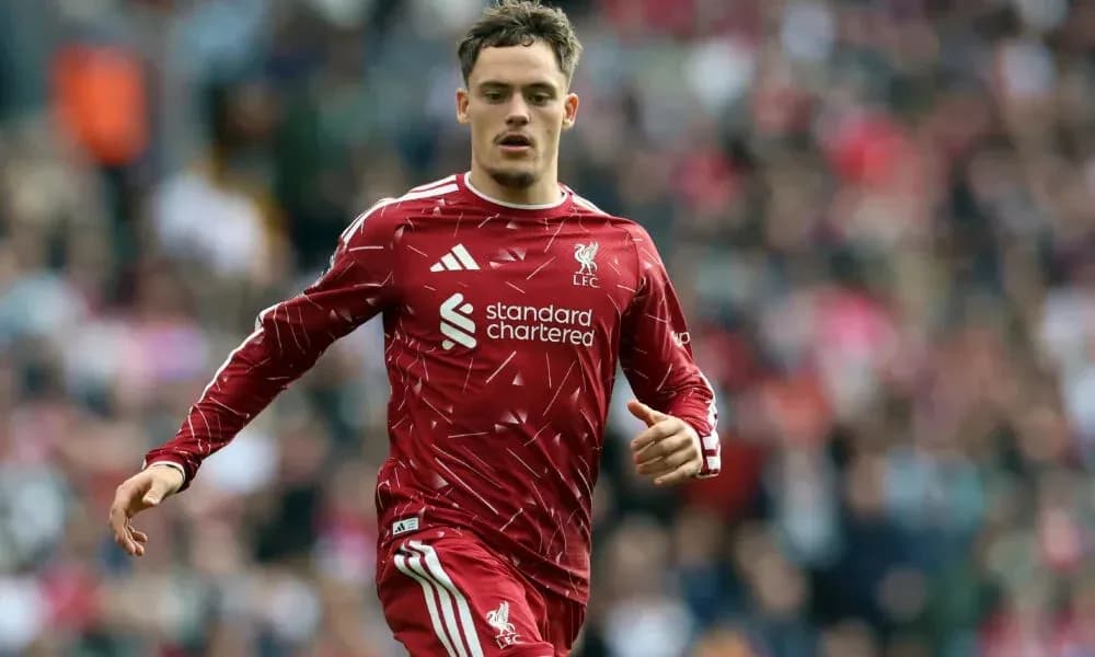 Jugador de Liverpool corriendo en el campo