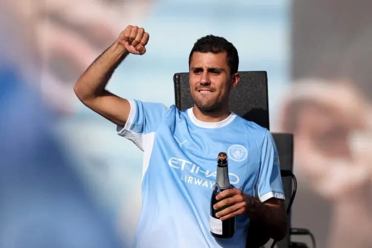 Jugador levantando el puño con una botella de champán