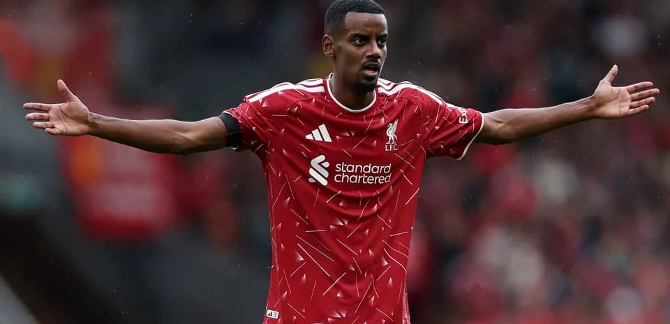 Jugador de Liverpool gesticulando durante el partido