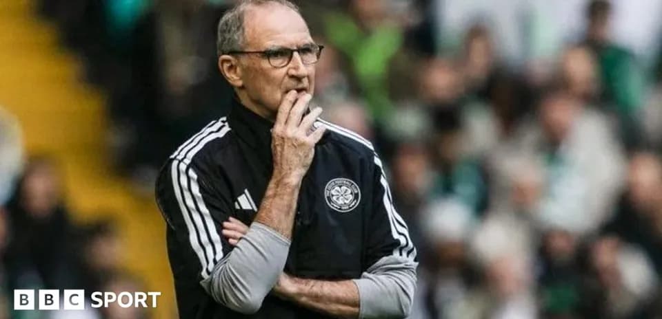 Entrenador observando el partido desde la banda