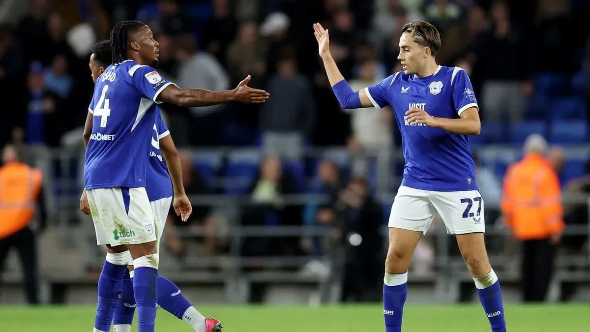 Jugadores de Cardiff City celebrando en el campo