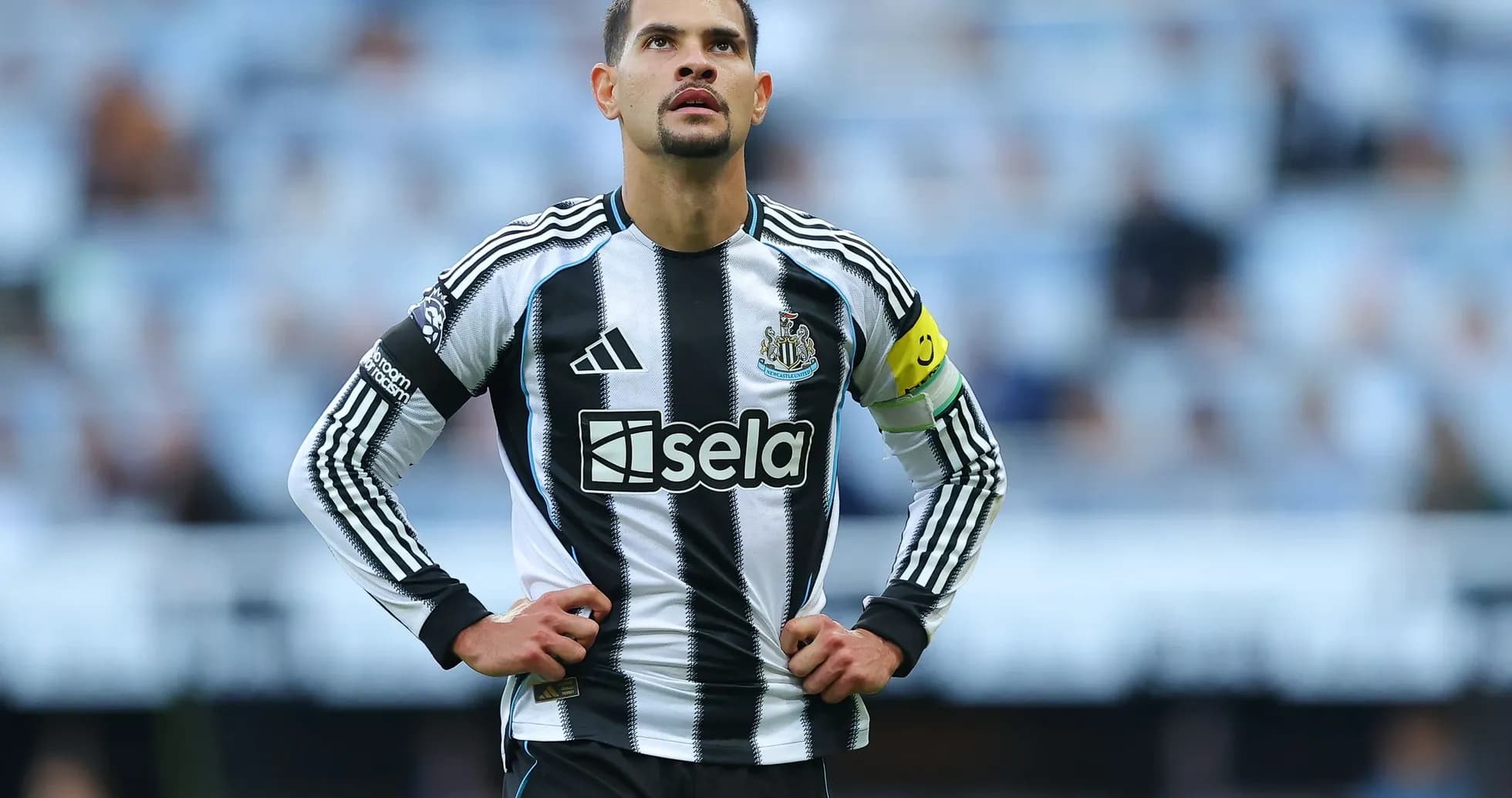 Jugador de Newcastle con banda de capitán en el campo