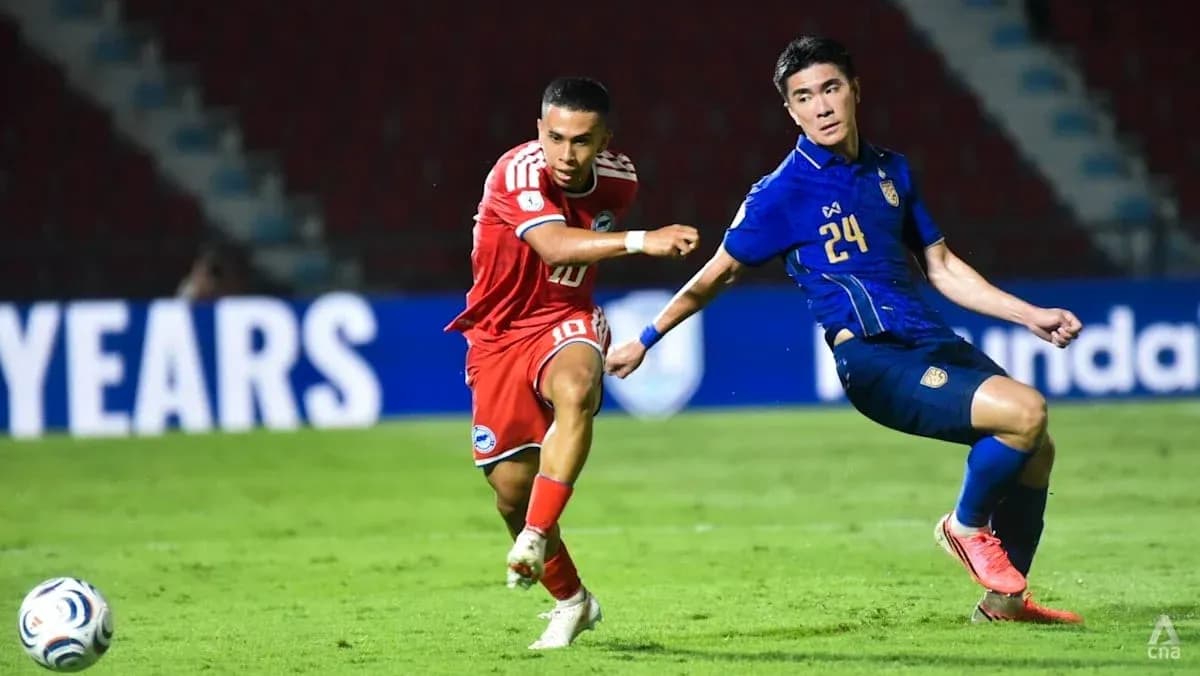 Jugador rojo driblando a defensor azul en el partido