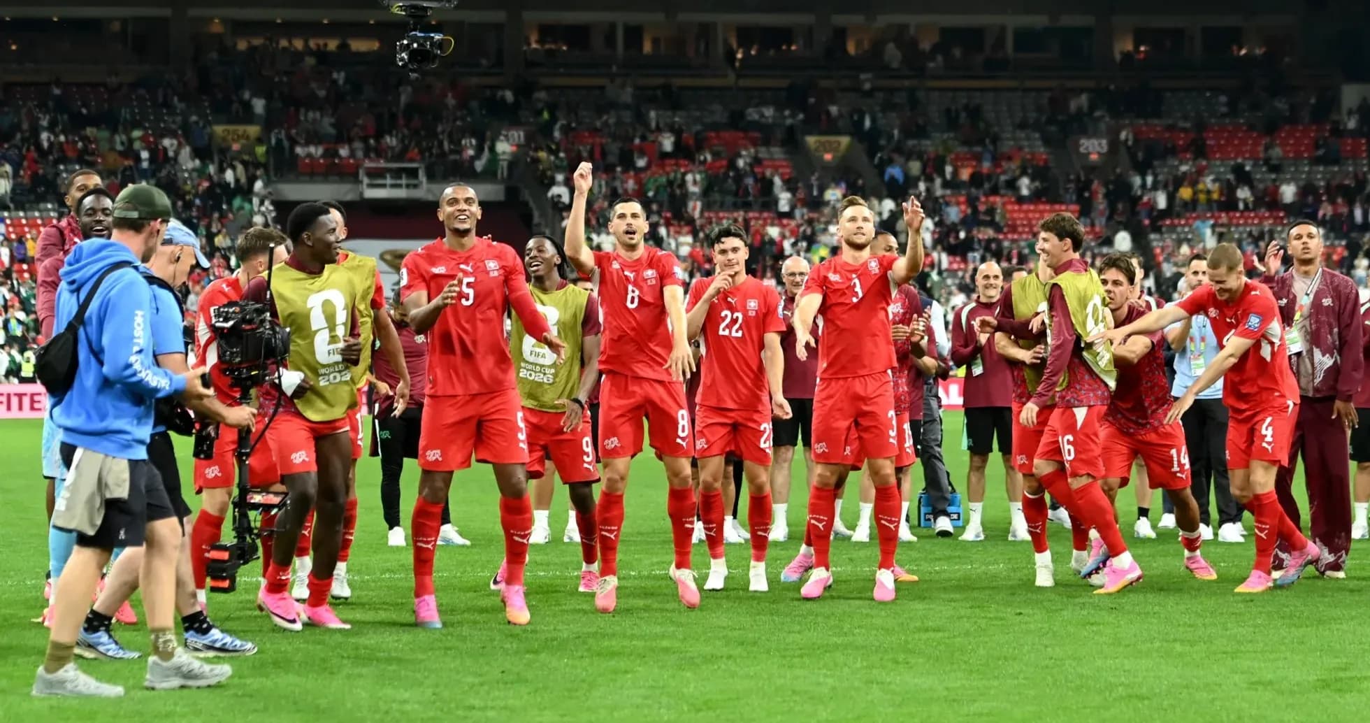 Jugadores de Suiza celebrando en el campo