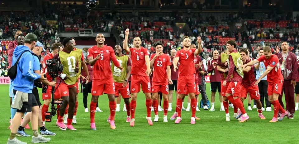Jugadores de Suiza celebrando en el campo