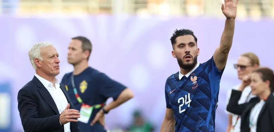 Jugador de Francia saludando al entrenador en el banquillo