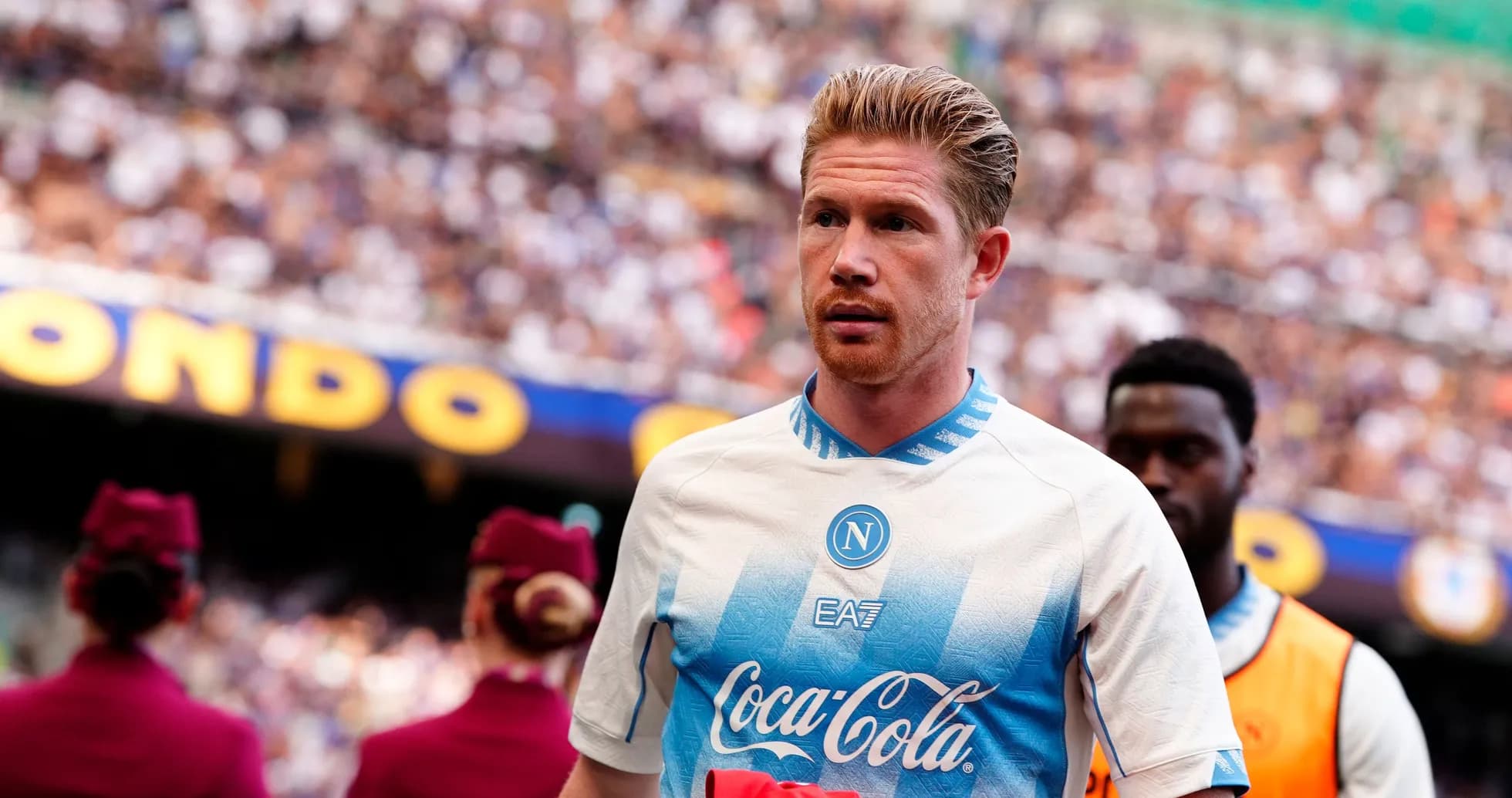 Jugador del Napoli entrando al campo durante el partido