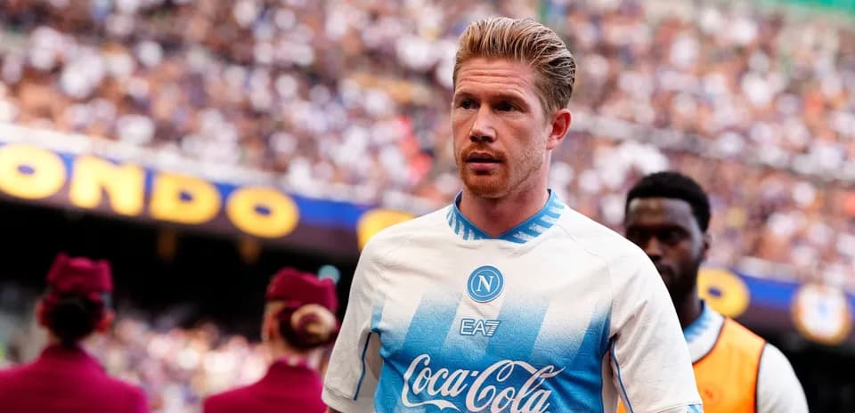 Jugador del Napoli entrando al campo durante el partido
