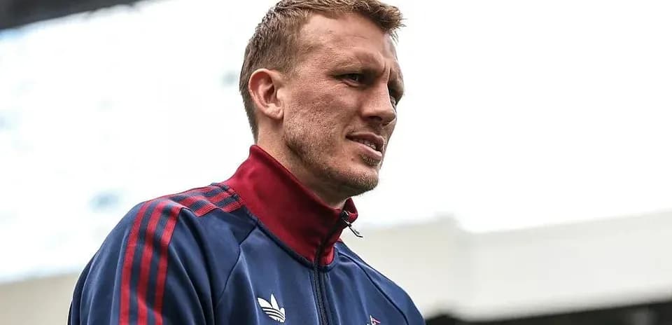Jugador en el campo durante el calentamiento previo