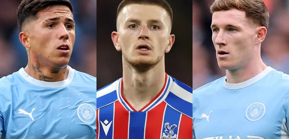 Tres jugadores de fútbol en uniforme, dos de Manchester City