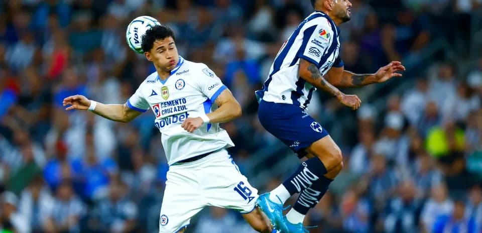 Jugadores de Monterrey y Cruz Azul en acción