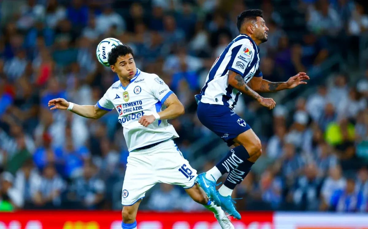 Jugadores de Monterrey y Cruz Azul en acción