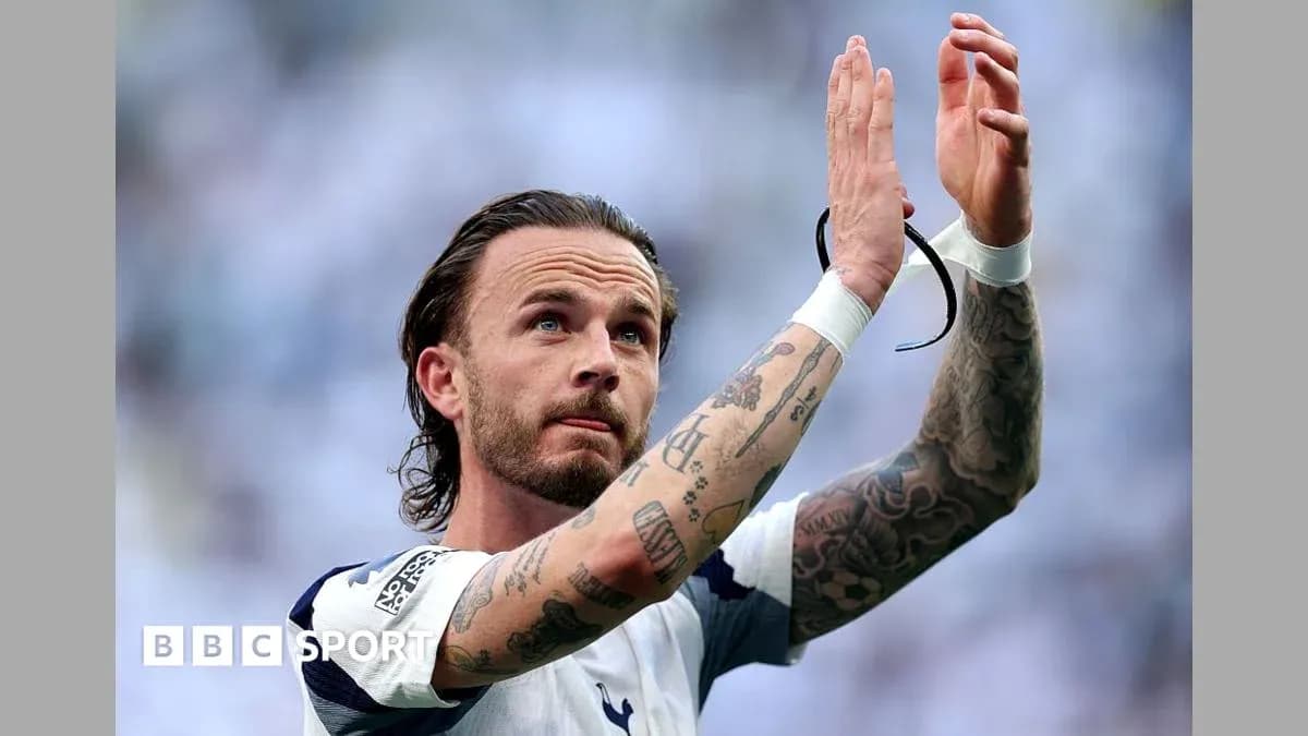Jugador de Tottenham aplaudiendo a los aficionados