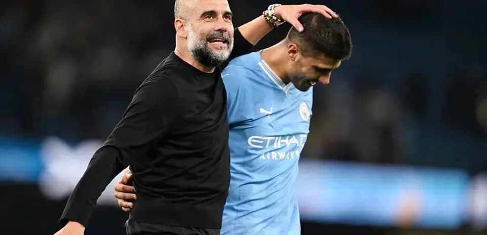 Entrenador y jugador celebrando tras el partido
